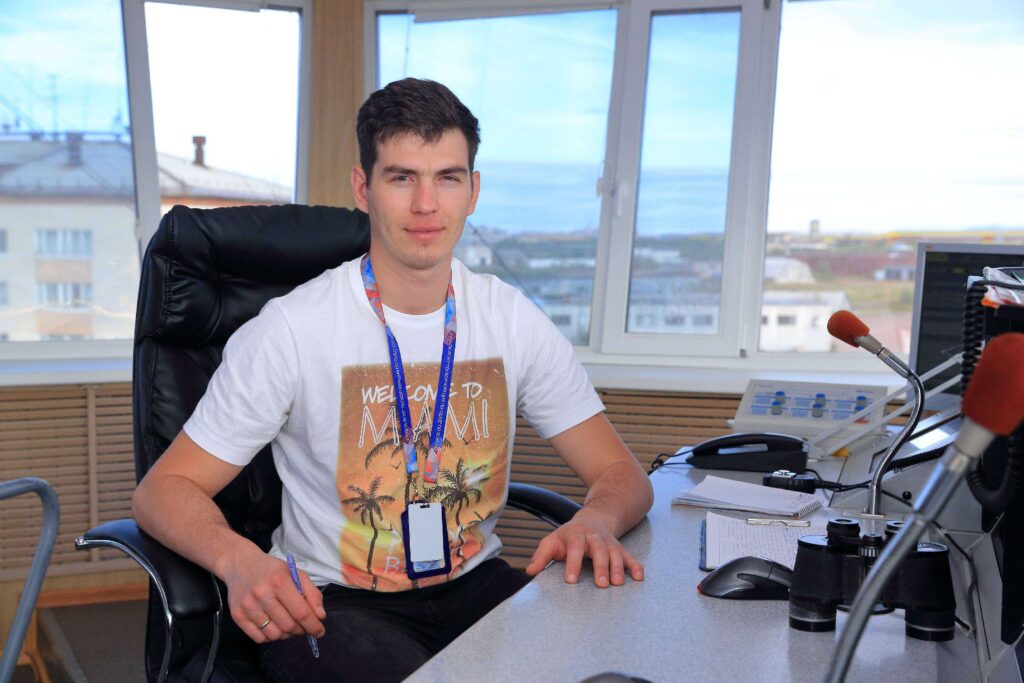 Диспетчер службы движения, осуществляющий непосредственное УВД с рабочего места Демьянков Виталий Витальевич.
