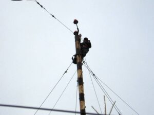 Лесовой Р.В. – Замена силового кабеля питания огней ЗОЛ на 30-ти метровой мачте ВЧ антенны. 2010