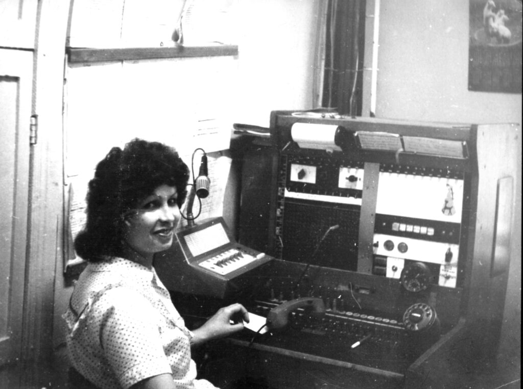 Телефонистка Ермакова Татьяна Александровна на коммутаторе. 1986 год.